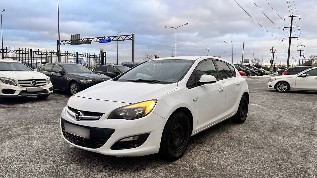 Купить Opel Astra J Рестайлинг хэтчбек 5 дв., 2013 года, цвет: Белый, за  690000 руб. в Санкт-Петербурге